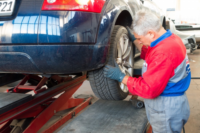 ecommerce-OLLIOULES-min_auto_repair_repair_lift_auto_mechanic_work_clothes_master_professional_man_of_the_fold-685629